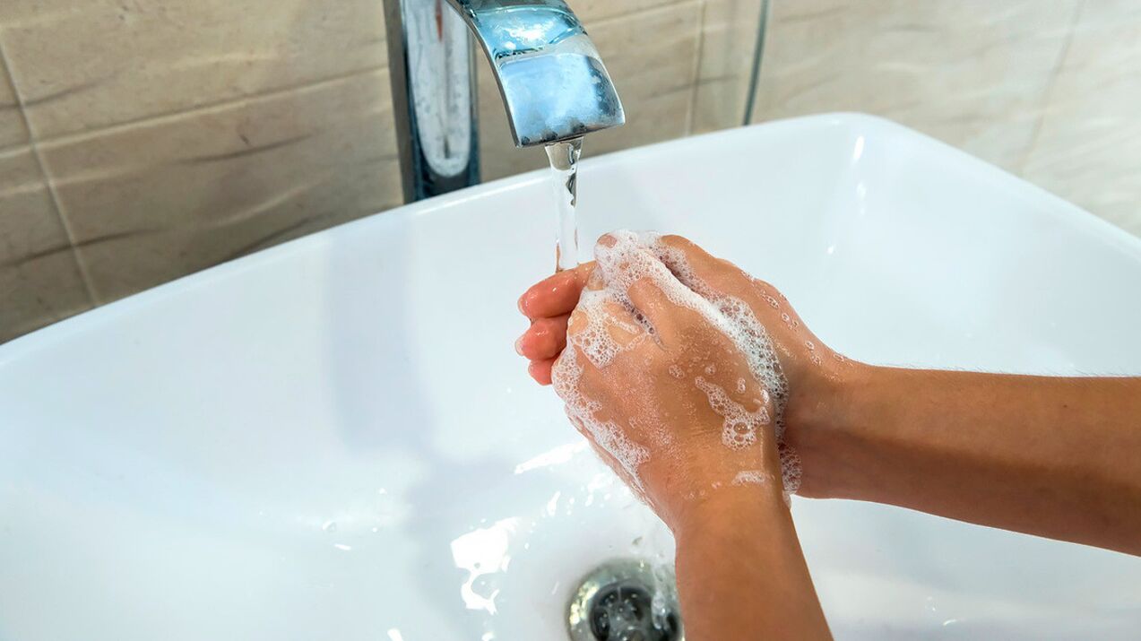 Cea mai simplă regulă pentru prevenirea helmintiazelor este să te speli mereu pe mâini cu săpun.